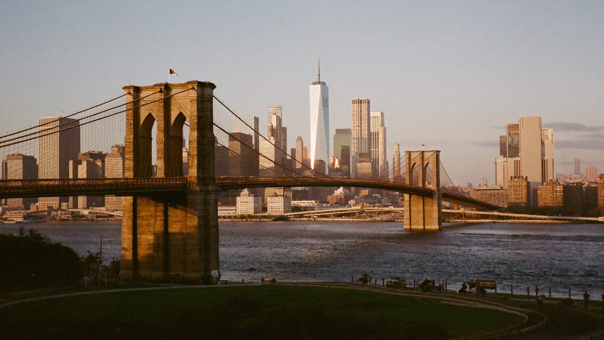 Brooklyn Bridge og Manhattan i gyllent lys