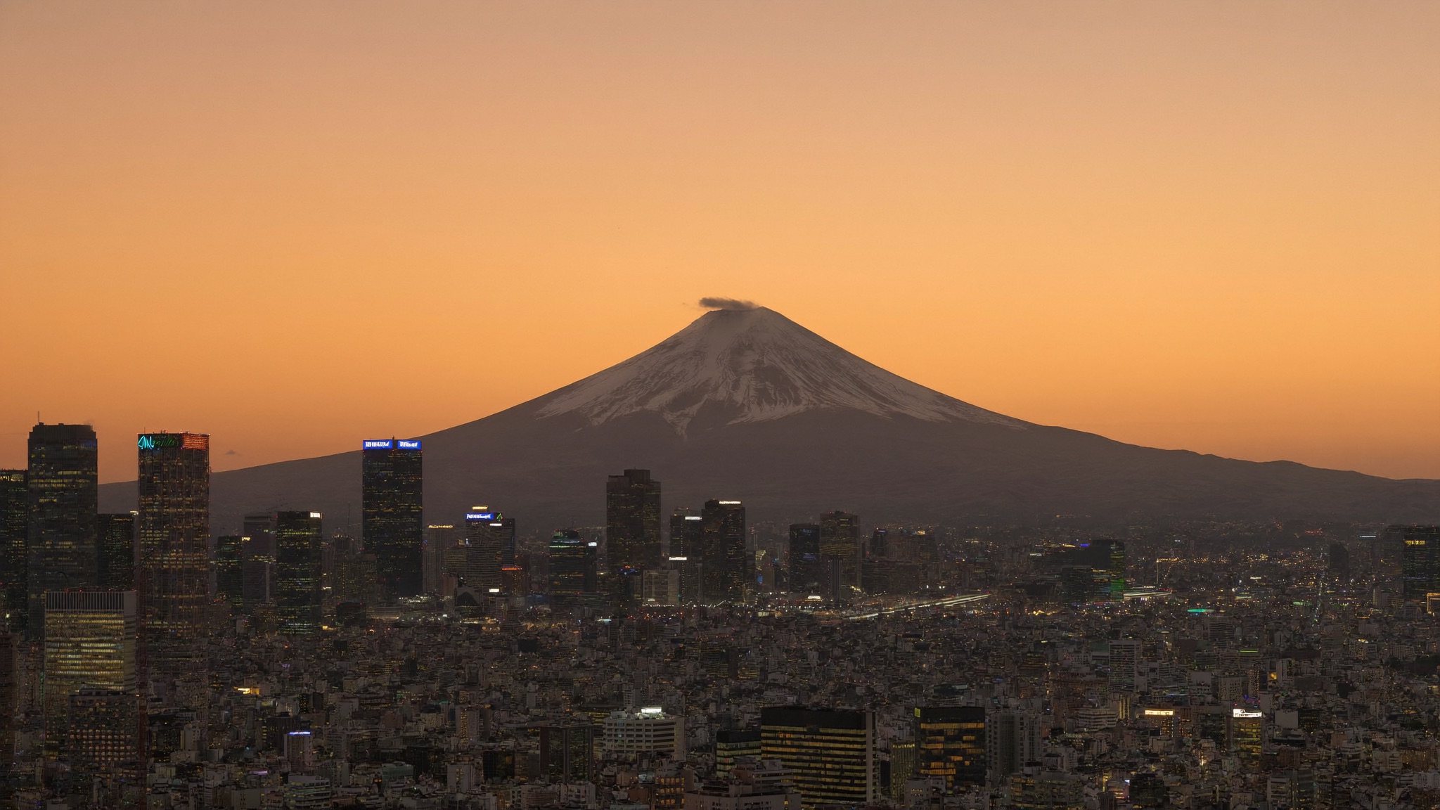 Tokyo i skumringen med Fuji i horisonten